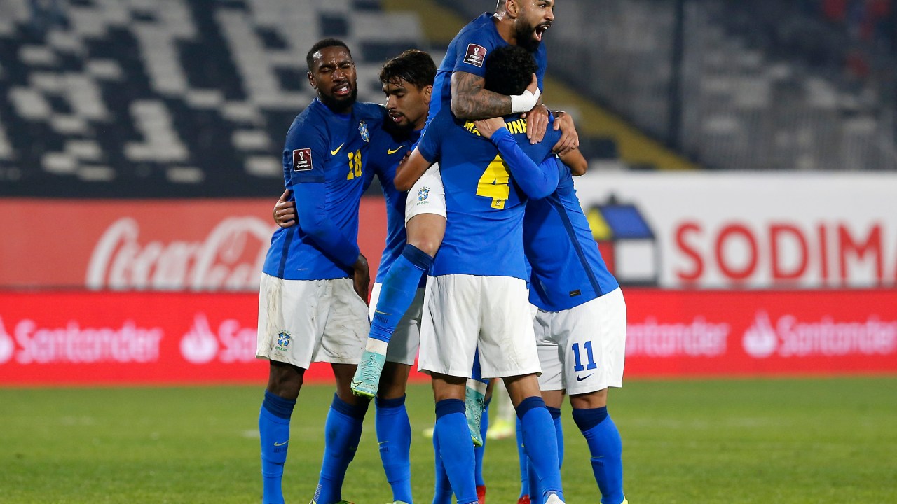 Jogadores da seleção brasileira comemoram o gol de Everton Ribeiro, na partida contra o Chile, em Santiago, pelas Eliminatórias da Copa do Mundo 2022 - 2/9/2021 -