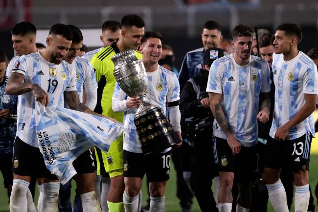 Lionel Messi e seus colegas posam com a taça da Copa América