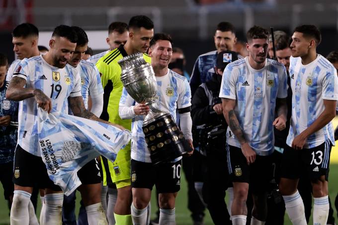 Lionel Messi e seus colegas posam com a taça da Copa América