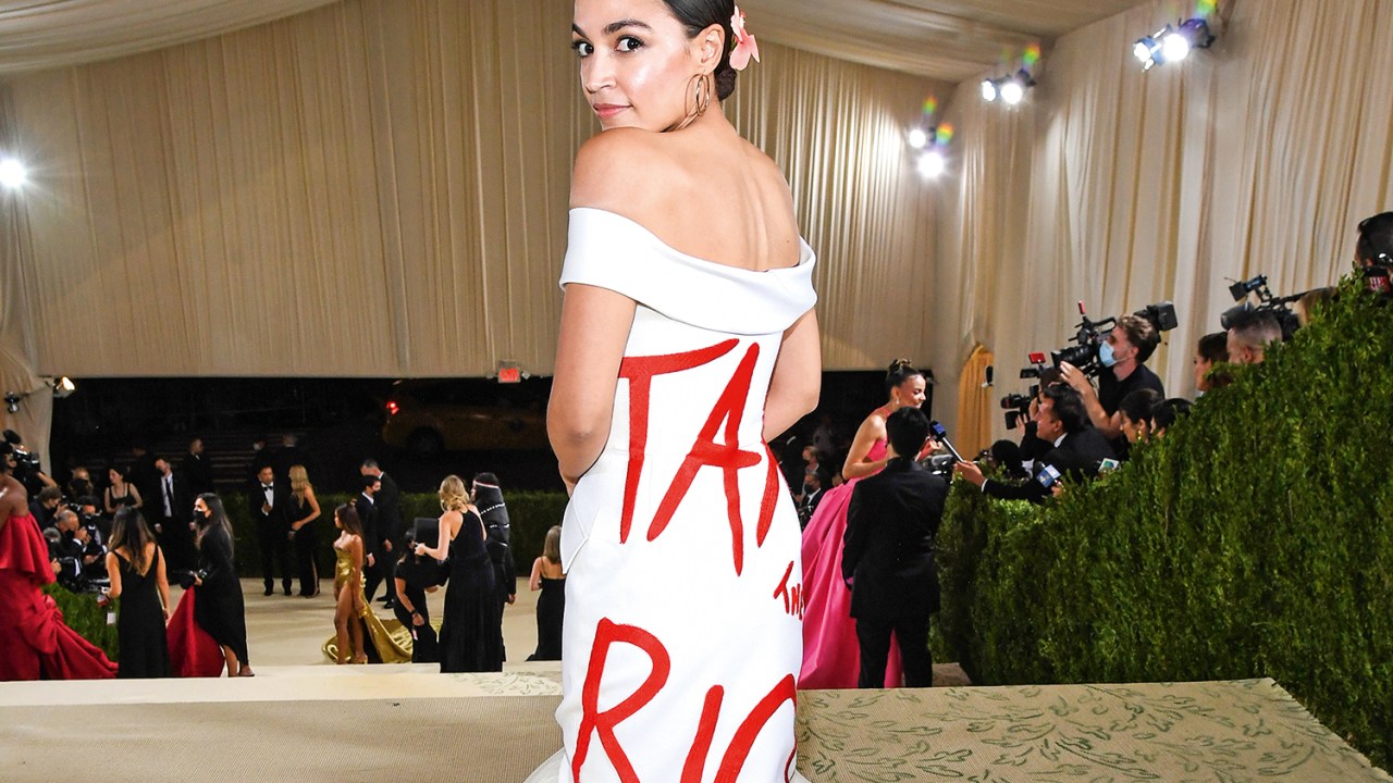 1340142478 - Alexandria Ocasio-Cortez attends The 2021 Met Gala Celebrating In America: A Lexicon Of Fashion at Metropolitan Museum of Art on September 13, 2021 in New York City. Credito: Kevin Mazur/MG21/Getty Images