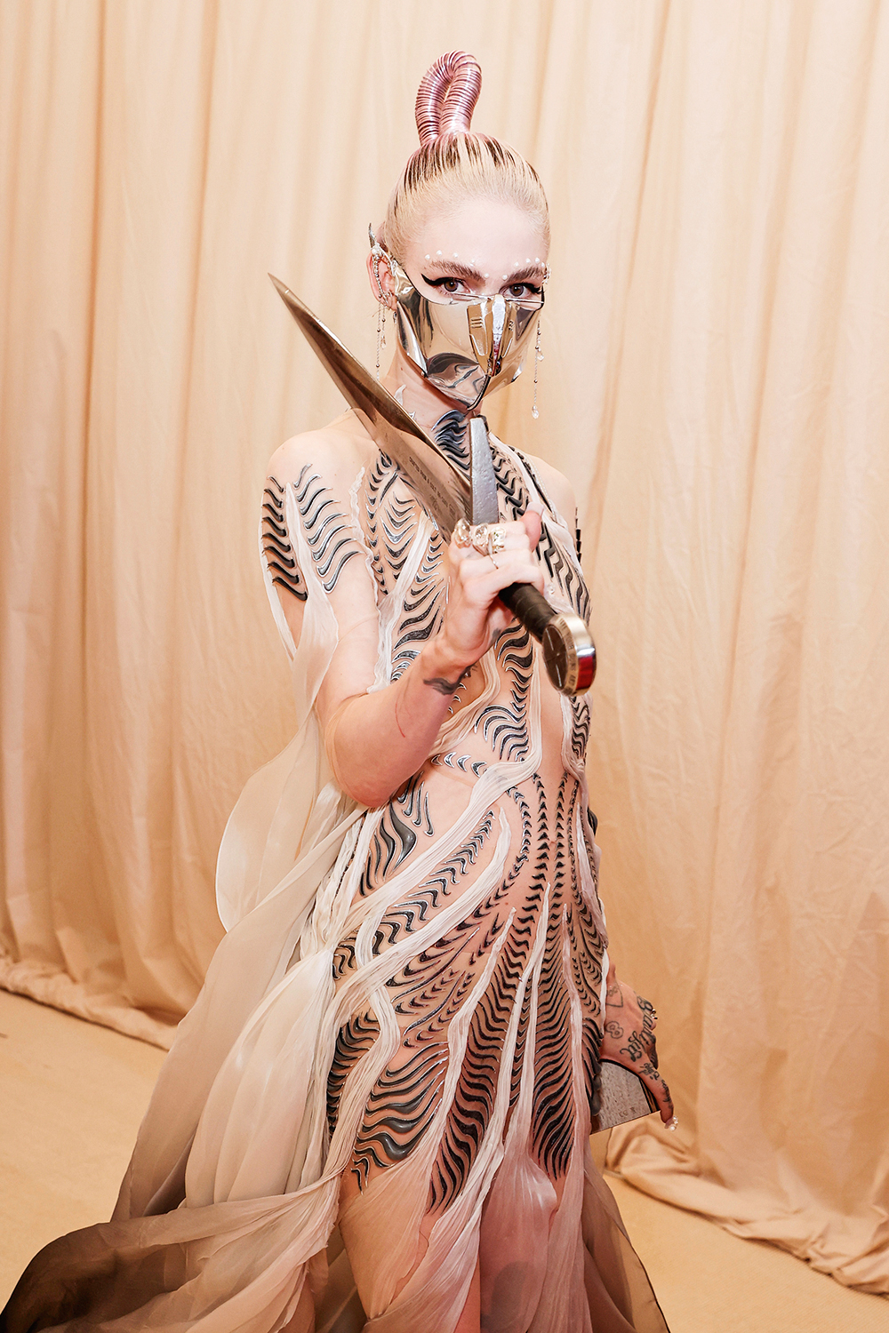1340171872 - Grimes attends The 2021 Met Gala Celebrating In America: A Lexicon Of Fashion at Metropolitan Museum of Art on September 13, 2021 in New York City. Credito: Arturo Holmes/MG21/Getty Images