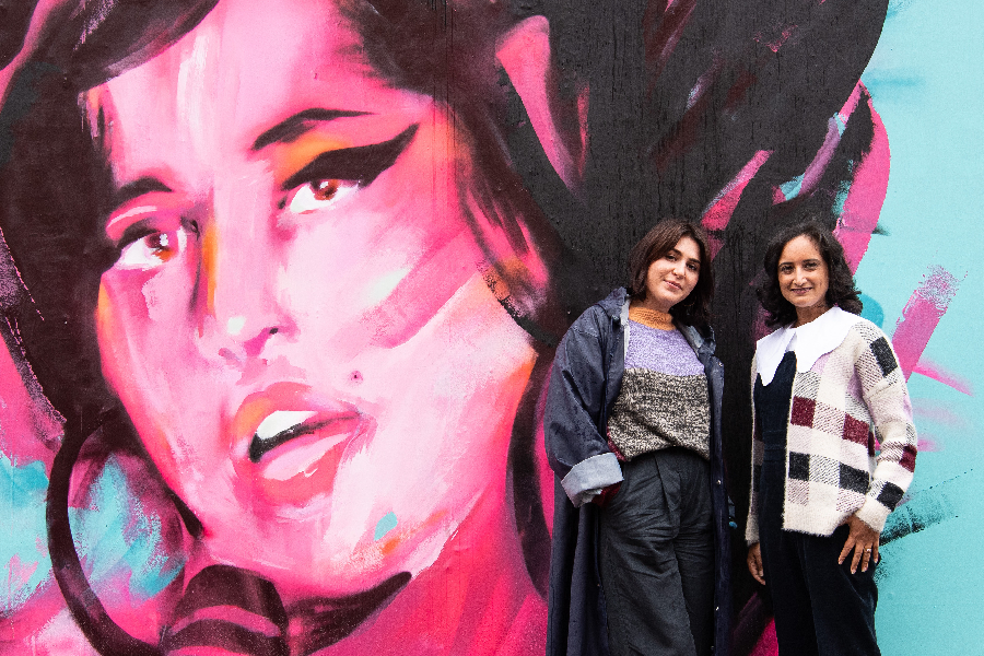 Curadora da exposição Priya Khanchandani (direita), ao lado de Naomi Parry (esquerda), amiga de Amy Winehouse que ajudou no desenvolvimento da mostra sobre a cantora.