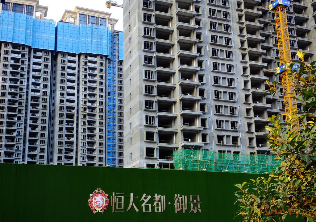 Possível calote trilionário da Evergrande pode colapsar mercado imobiliário chinês -