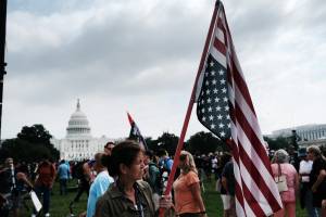 Manifestantes pró-Trump reunidos em frente ao Capitólio neste sábado (18)