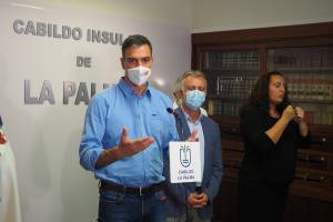 O primeiro-ministro da Espanha, Pedro Sachez, participa da operação de evacuação dos atingidos pelo vulcão Cumbre Vieja O primeiro-ministro da Espanha, Pedro Sachez, participa da operação de evacuação dos atingidos pelo vulcão Cumbre Vieja