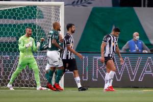 Hulk desperdiça pênalti diante do Palmeiras no Allianz Parque