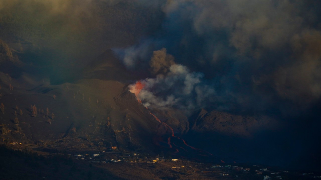 Lava do vulcão Cumbre Vieja segue para o mar nas Ilhas Canárias. 30/09/2021