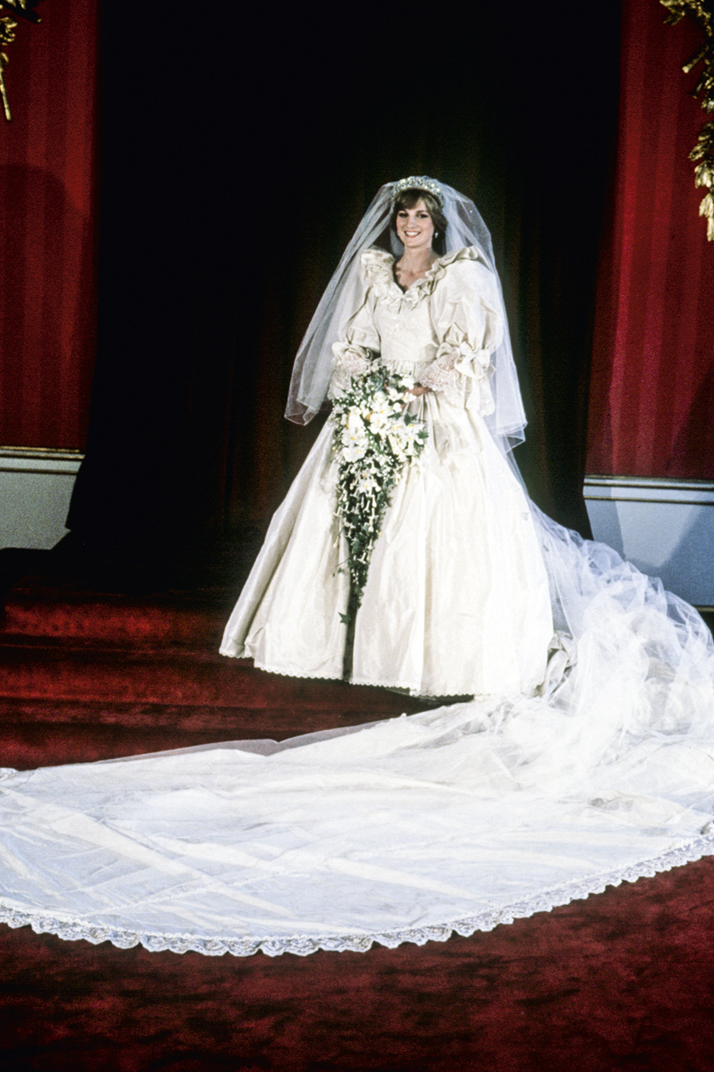 PASSADO - Modelito bolo confeitado: o vestido de casamento da princesa Diana tinha 10 000 pérolas e uma cauda de 7,6 metros. Ele foi imitado por décadas, mas hoje quase ninguém se inspira em tanto volume e detalhes -