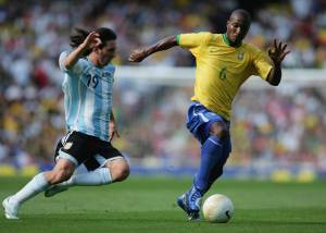 Estreia de Messi no clássico teve vitória brasileira por 3 a 0, em Londres, em 2006