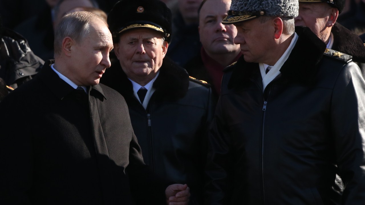 Vladmir Putin aperta a mão do general Sergey Shoigu, em evento realizado em Moscou, em 2018