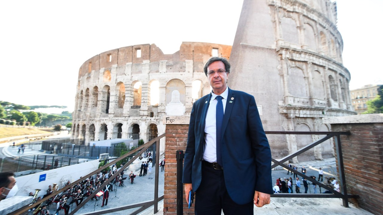O ministro do Turismo, Gilson Machado, posa em frente ao Coliseu, durante visita a Roma para reunião do G20