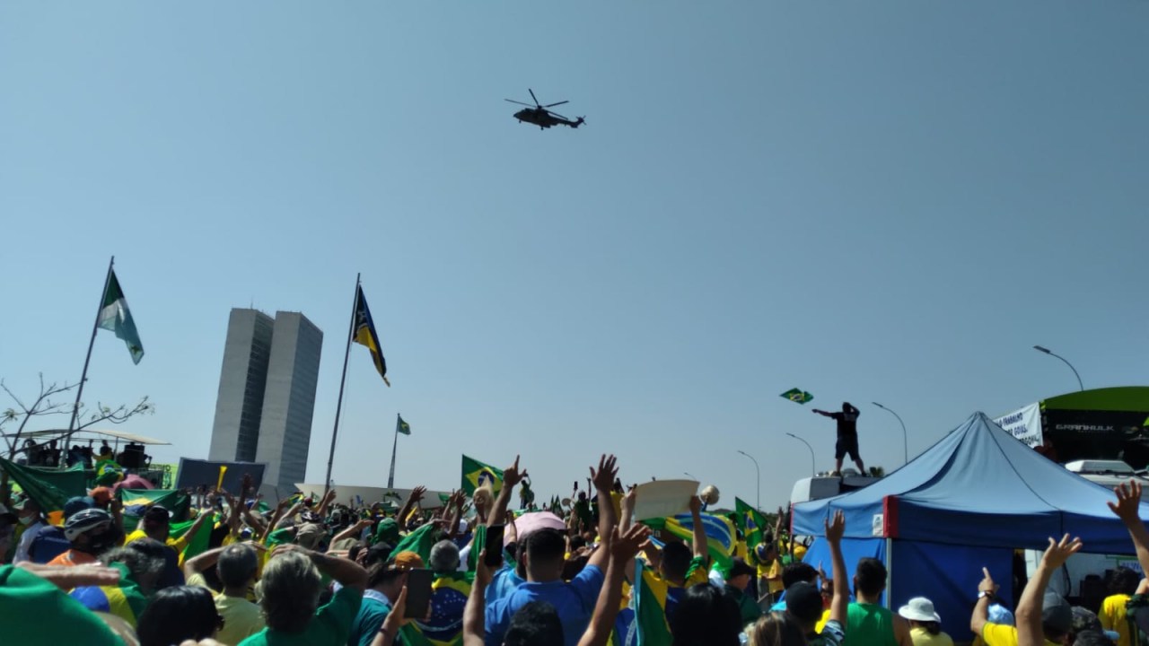 Presidente Jair Bolsonaro sobrevoa a Esplanada dos Ministérios em manifestação pelo Dia da Independência
