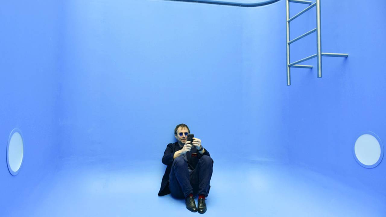Leandro Erlich na 'piscina' da obra 'Swimming Pool' -
