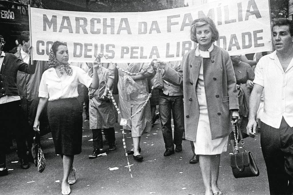 NAS RUAS - Marcha conservadora: católicos lideram passeata em São Paulo contra a ameaça comunista de João Goulart -