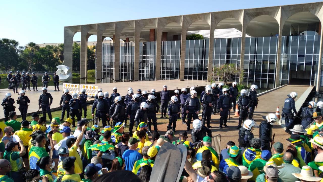 Manifestantes em frente ao Itamaraty em atos no feriado de Sete de Setembro