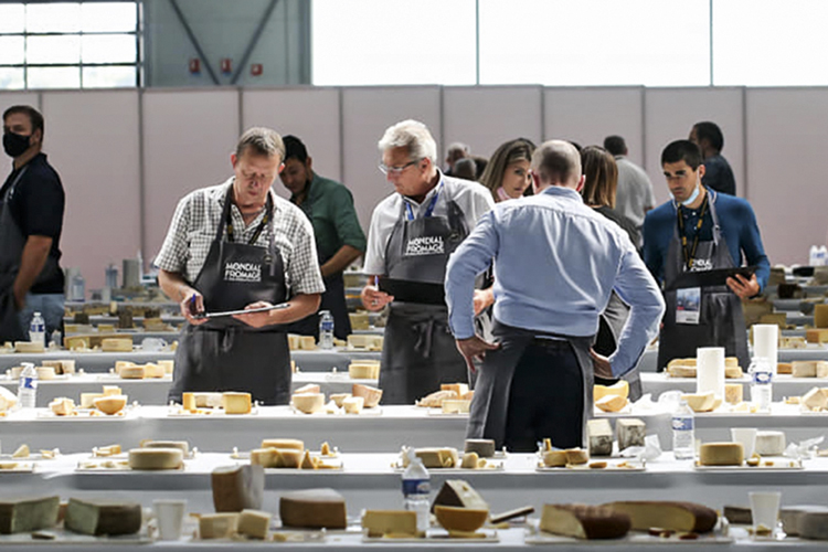 MUNDIAL-QUEIJOS-ANALISE-1.jpg DEGUSTAÇÃO - Competidores no evento francês: disputas entre 46 países -