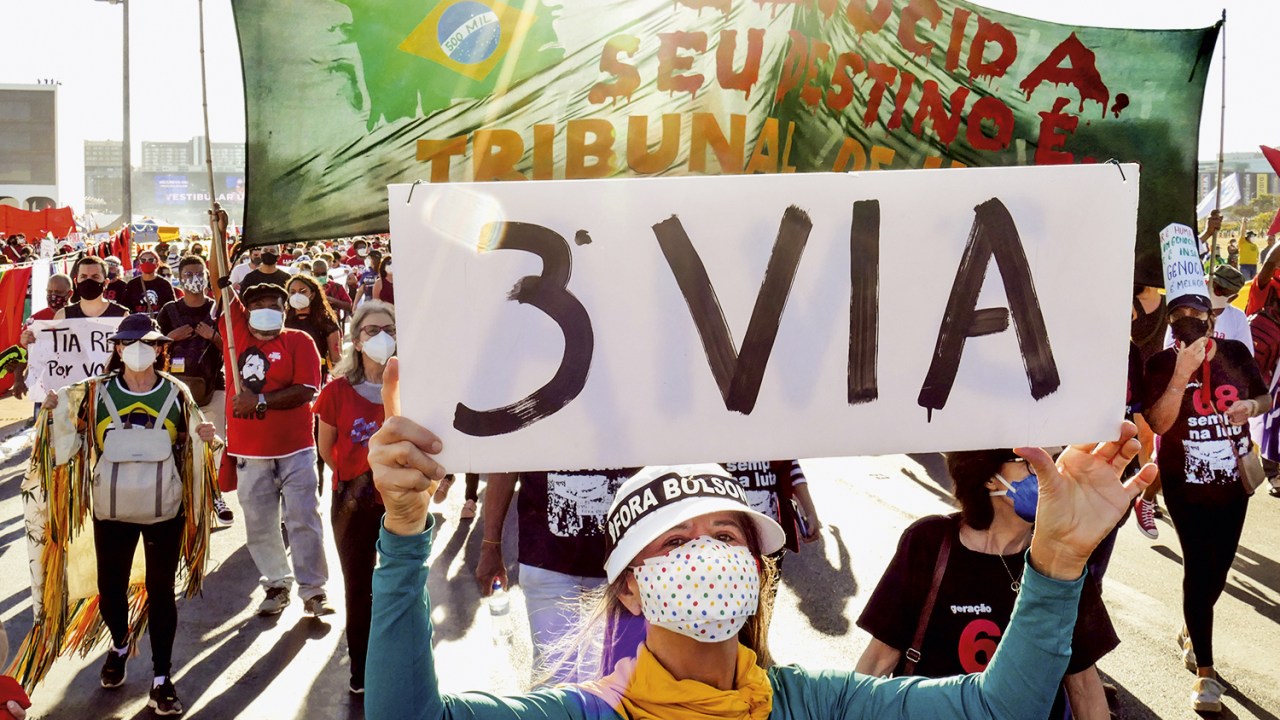 ALTERNATIVA - Brasília: manifestante anti-Bolsonaro rejeita a polarização -