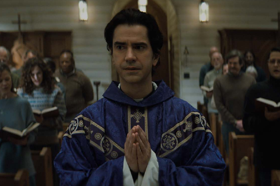 Hamish Linklater interpretada o misterioso padre Paul em 'Missa da Meia-Noite', nova minissérie de horror da Netflix.