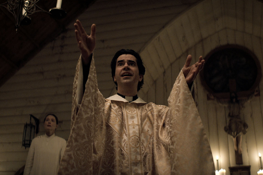 Hamish Linklater interpretada o misterioso padre Paul em 'Missa da Meia-Noite', nova minissérie de horror da Netflix.