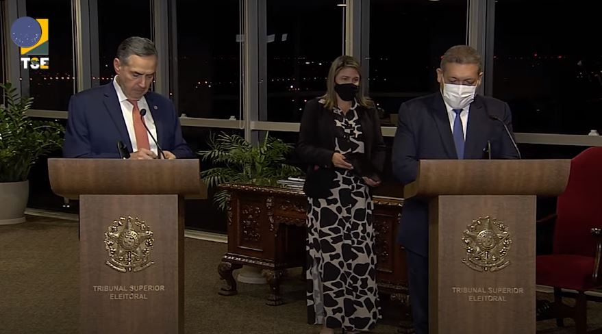 Ministros Luís Roberto Barroso e Kassio Nunes Marques em cerimônia no TSE, na terça, 31