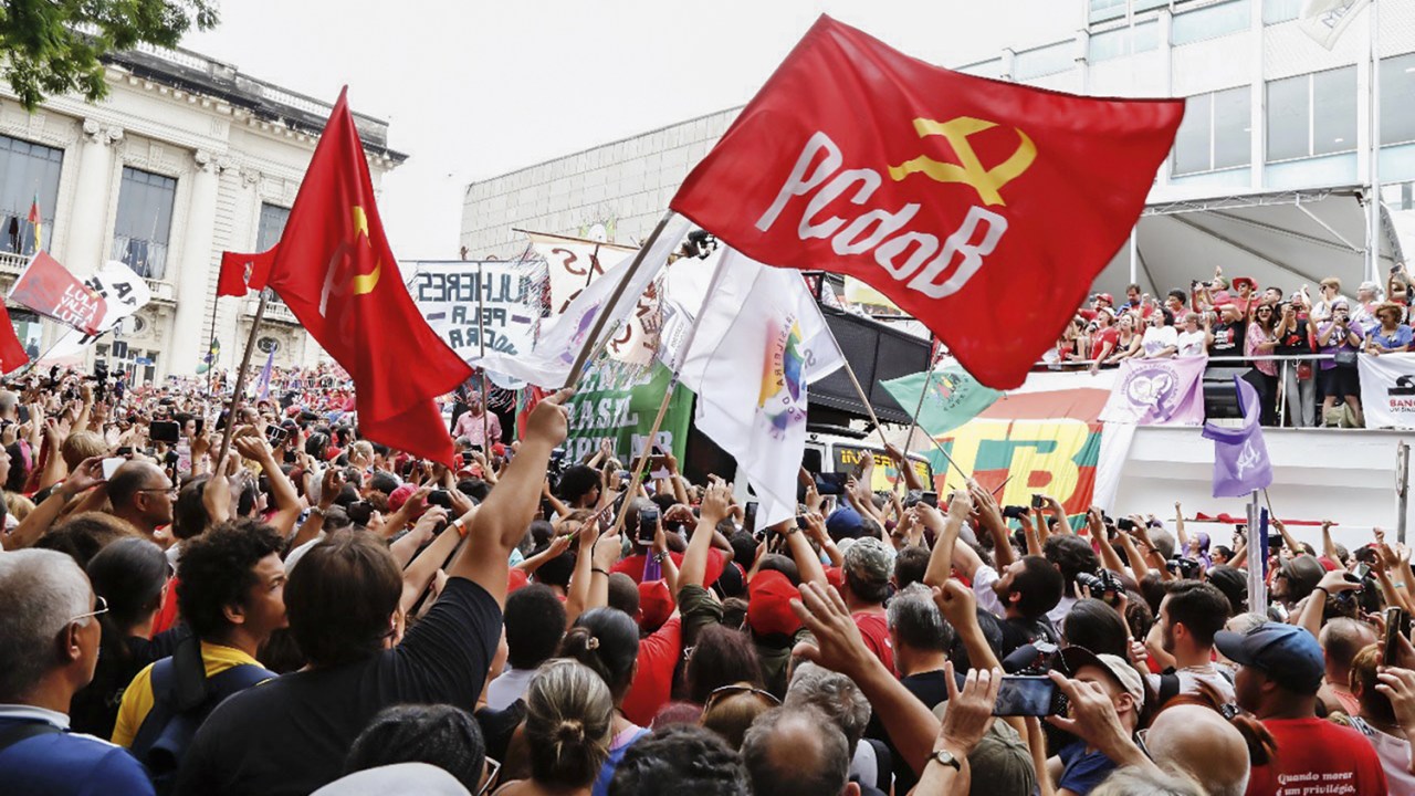PARANOIA - Bandeiras do PCdoB: projeto prevê prisão de até cinco anos para quem divulgar símbolos comunistas -