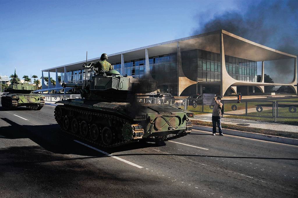 FIASCO - Veículo militar solta fumaça em frente ao Palácio do Planalto: desfile era para mostrar força, mas virou piada -
