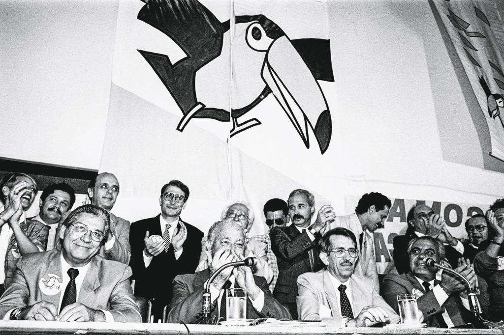 UMA FOTO NA PAREDE - Mário Covas, Franco Montoro, Euclides Scalco e José Richa (sentados, da esq. para a dir.): fundação em 1988 -