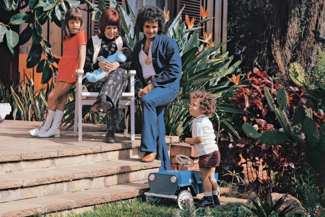 Roberto Carlos com a esposa Nice, os filhos Ana Paula, Dudu Braga e Luciana, ainda bebê no colo da mãe -