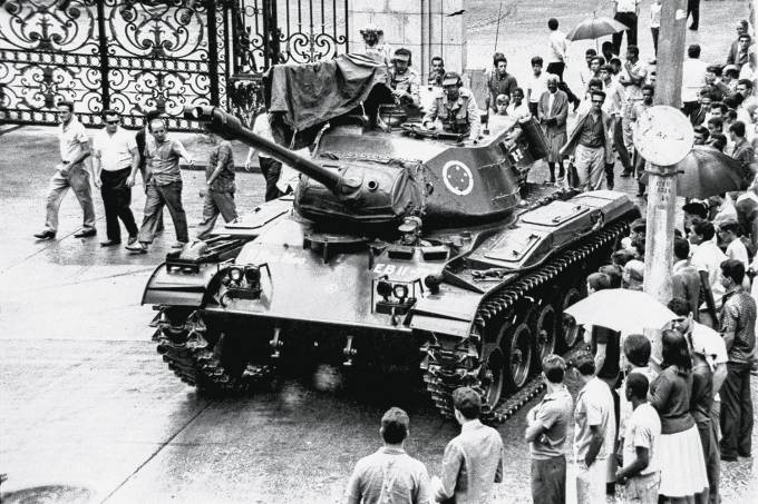 Tanques nas ruas evidenciavam uma guerra de poder. (Foto: Agência O Globo)