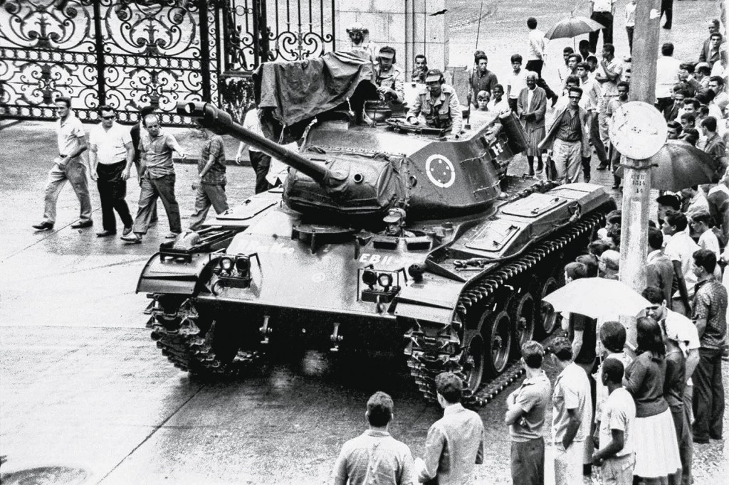 BLINDADO - Tanque nas ruas do Rio de Janeiro, em 1964: tomada de poder teve o respaldo de boa parte da sociedade civil -