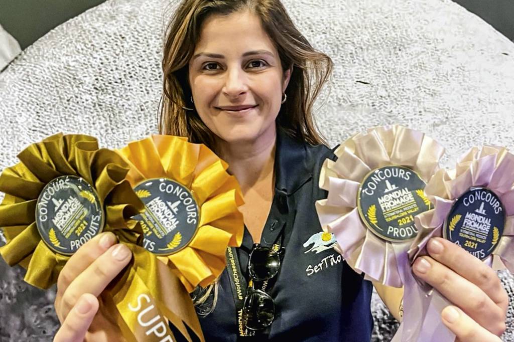 VANESSA-QUEIJO-PARDINHO-SP—PREMIO-INTER-2021—INTAGRAM-@PARDINHOARTESANAL-90-2021.jpg NO PÓDIO - Vanessa Alcólea, da Pardinho Artesanal: quatro medalhas no evento -