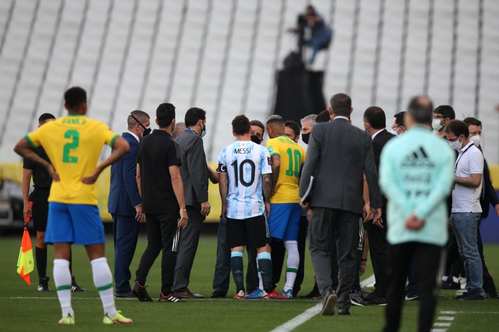 Partida entre Brasil e Argentina foi suspensa, em Itaquera