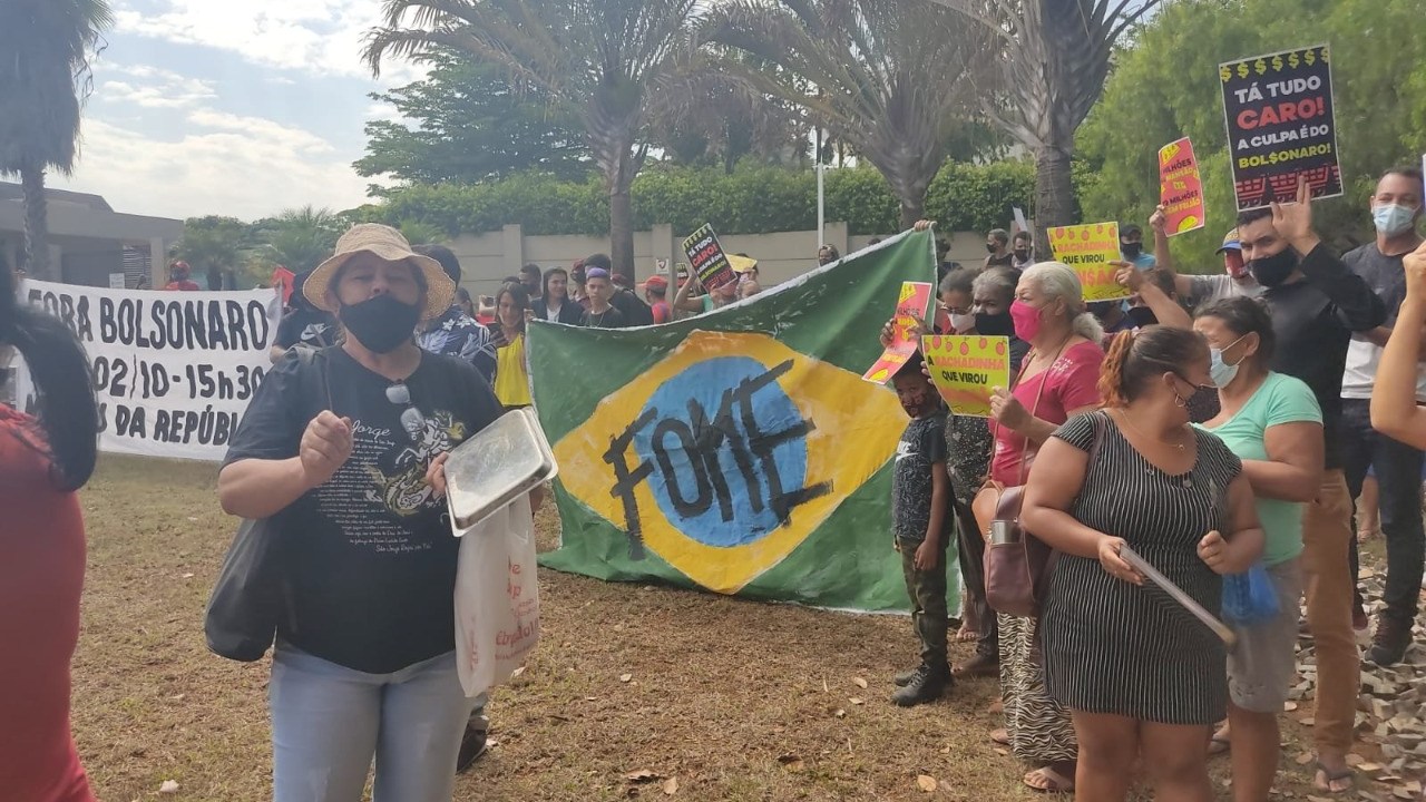 protesto mansão Flávio Bolsonaro