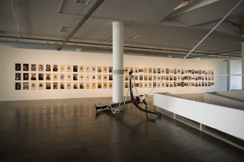 Instalação com retratos de Fred Douglass, enunciado da 34ª edição da Bienal de São Paulo