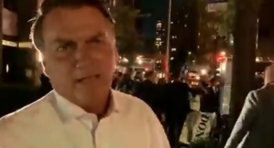 O presidente Jair Bolsonaro grava vídeo diante de manifestação contra ele em Nova York