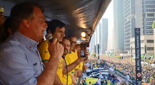 Bolsonaro discursa em caminhão de som na Avenida Paulista