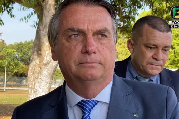 O presidente Jair Bolsonaro ouve relato de apoiador, aos prantos, sobre os atos do 7 de setembro, no cercadinho do Palácio da Alvorada, nesta segunda-feira