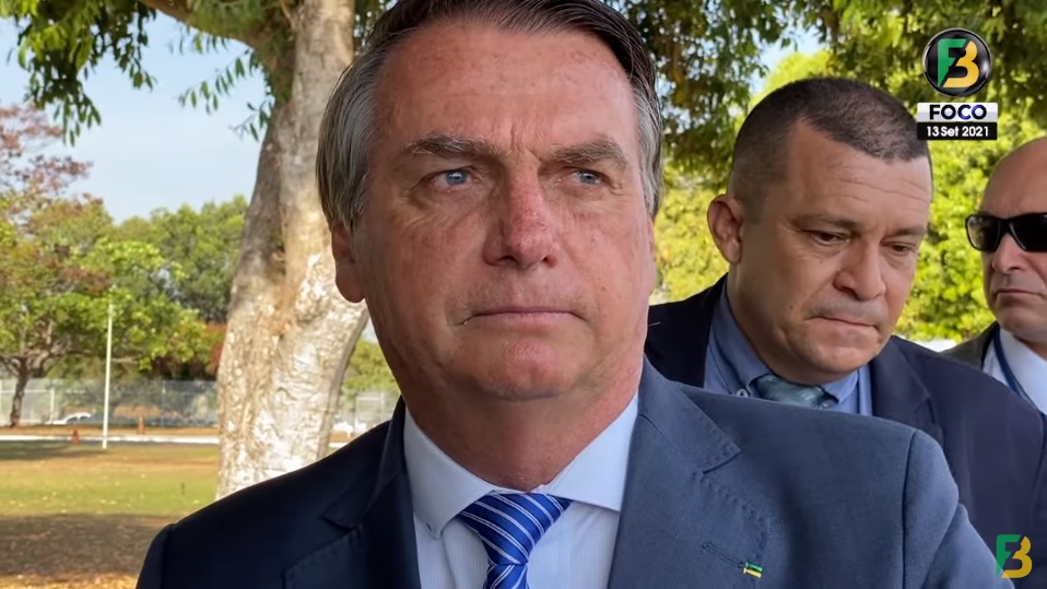 O presidente Jair Bolsonaro ouve relato de apoiador, aos prantos, sobre os atos do 7 de setembro, no cercadinho do Palácio da Alvorada, nesta segunda-feira