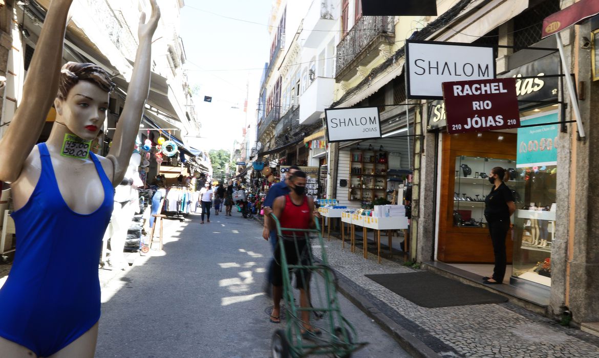Comércio na SAARA (Sociedade de Amigos das Adjacências da Rua da Alfândega), centro do Rio de Janeiro