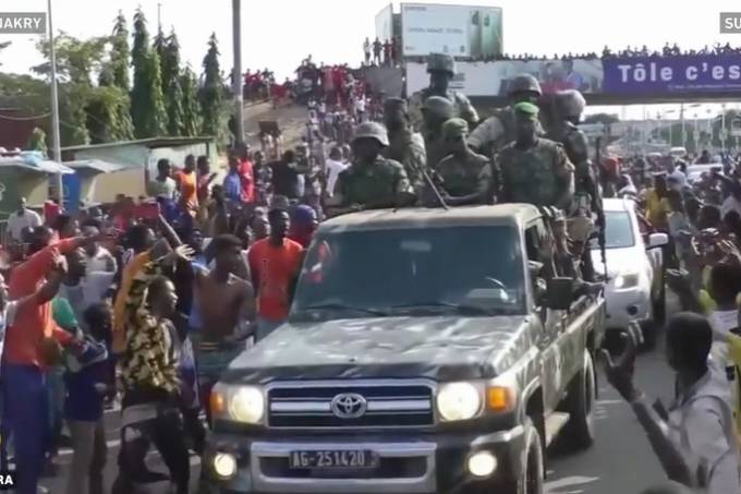 Militares fazem desfile na cidade de Conakry, na Guiné
