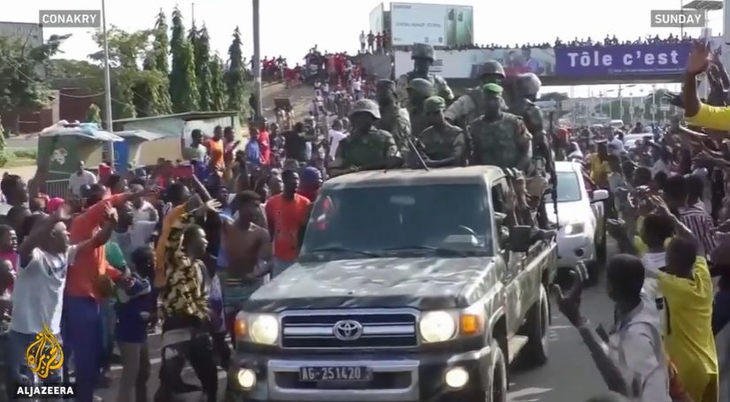 Militares fazem desfile na cidade de Conakry, na Guiné, nesta segunda-feira (6)