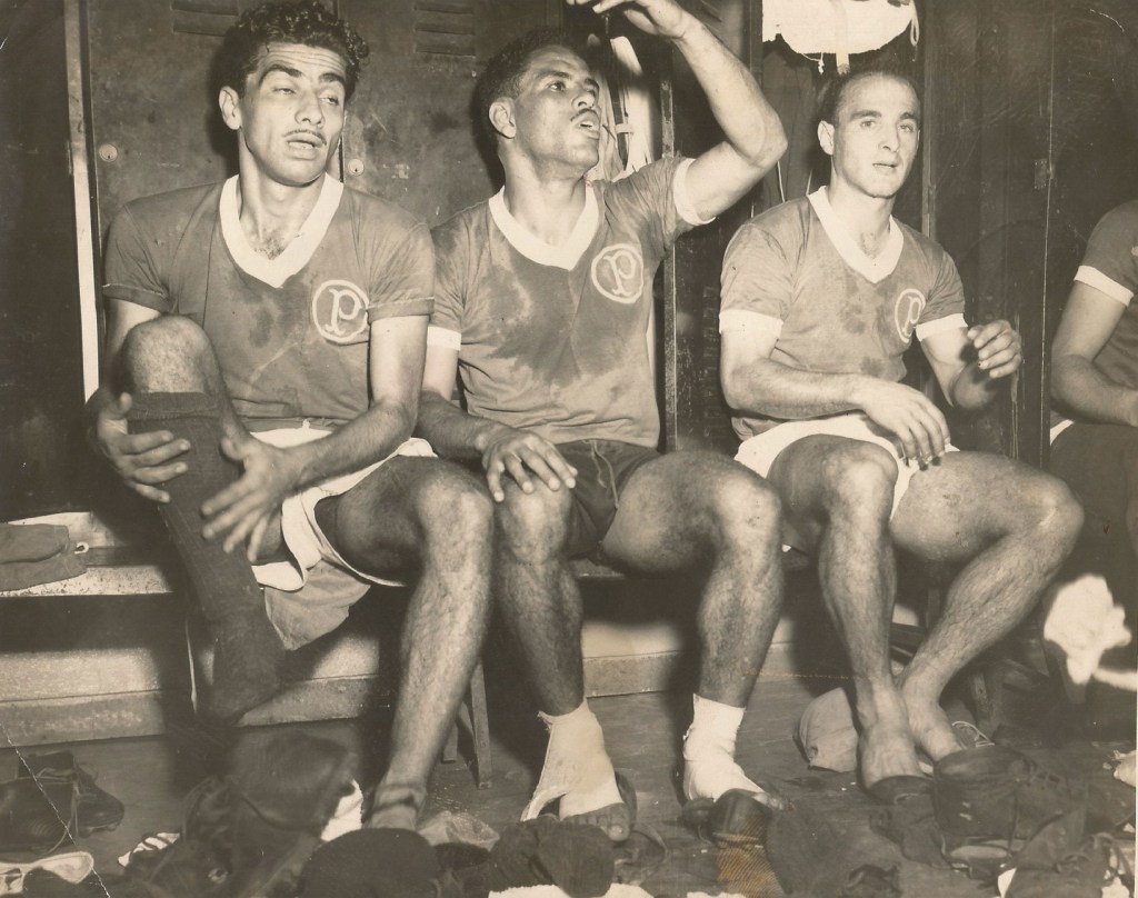 Junior, Gilmar e Gaúcho e mais o restante de jogadores do time do Flamengo comemorando a conquista do Campeonato Carioca de 1991 -
