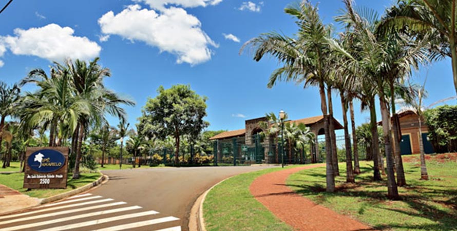 O condomínio Ipê Amarelo foi o segundo condomínio entregue aos moradores do complexo Vila do Golfe, em 2006. Ao todo, são 76 unidades residenciais de alto padrão com área privativa de terreno e área média de 700m2.