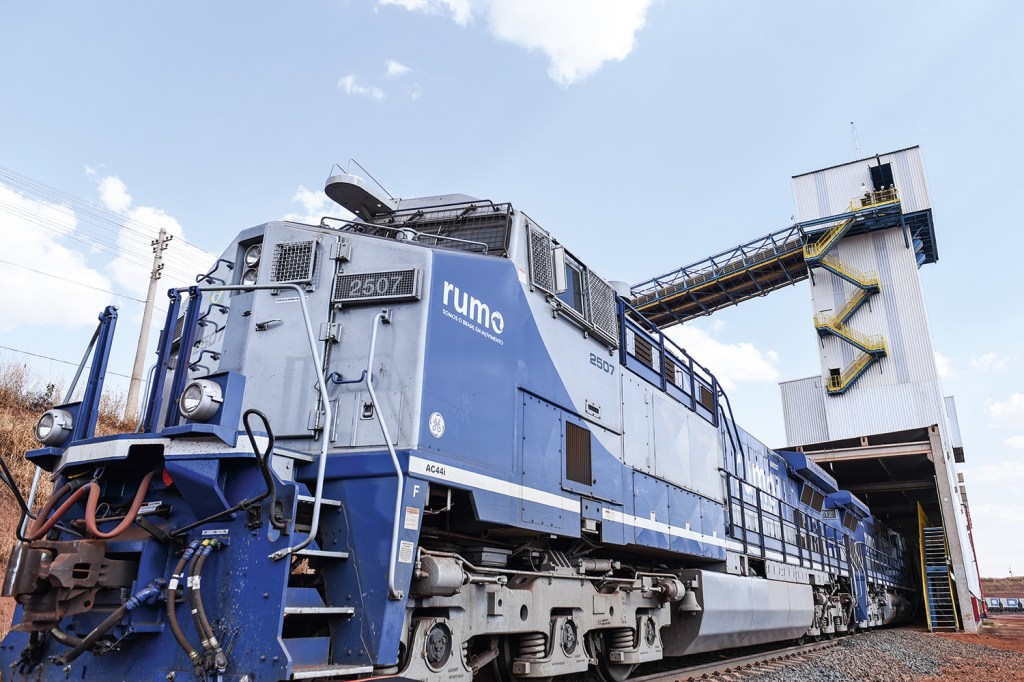 INVESTIMENTO PESADO - Trem da Rumo é abastecido em Mato Grosso: bilhões para manter o domínio em cargas de grãos -