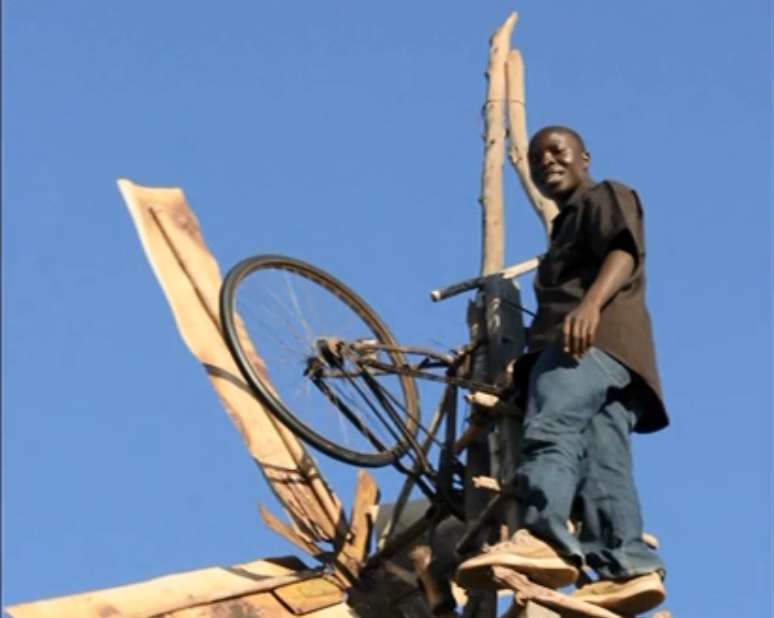 William Kamkwamba, do Malaui, com o moinho que criou com diversos materiais