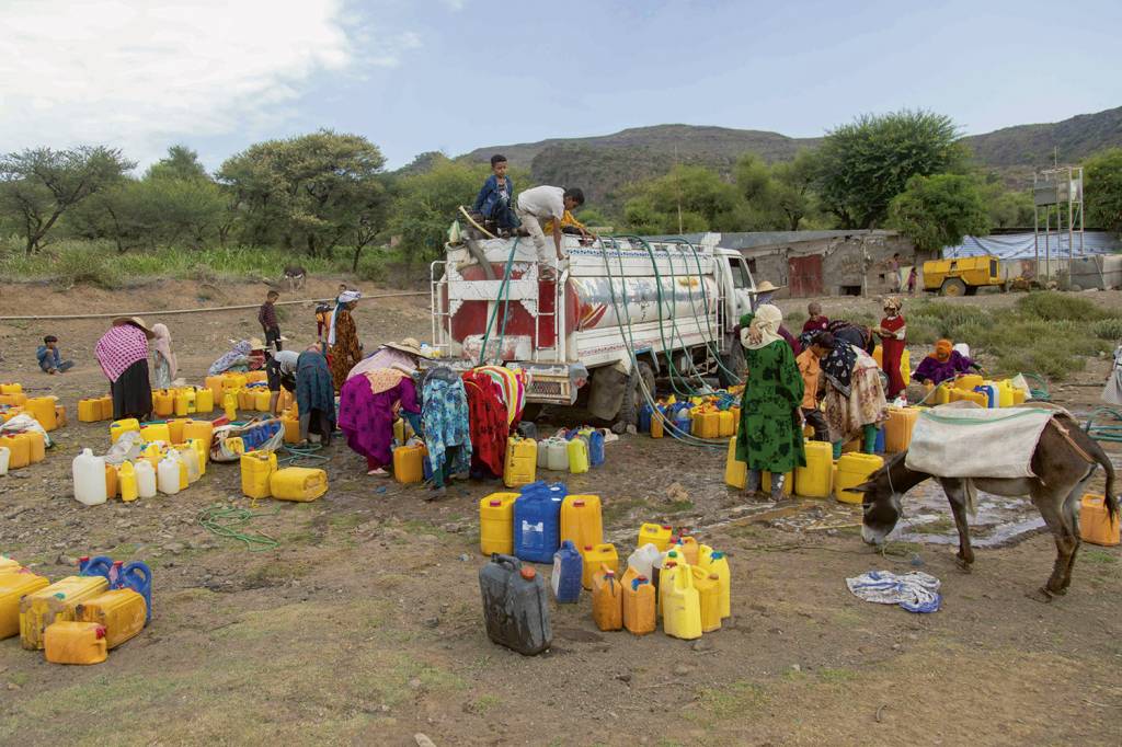 SOBREVIVÊNCIA - Famílias se organizam em fila para obter água no Iêmen: colheitas comprometidas pela seca -
