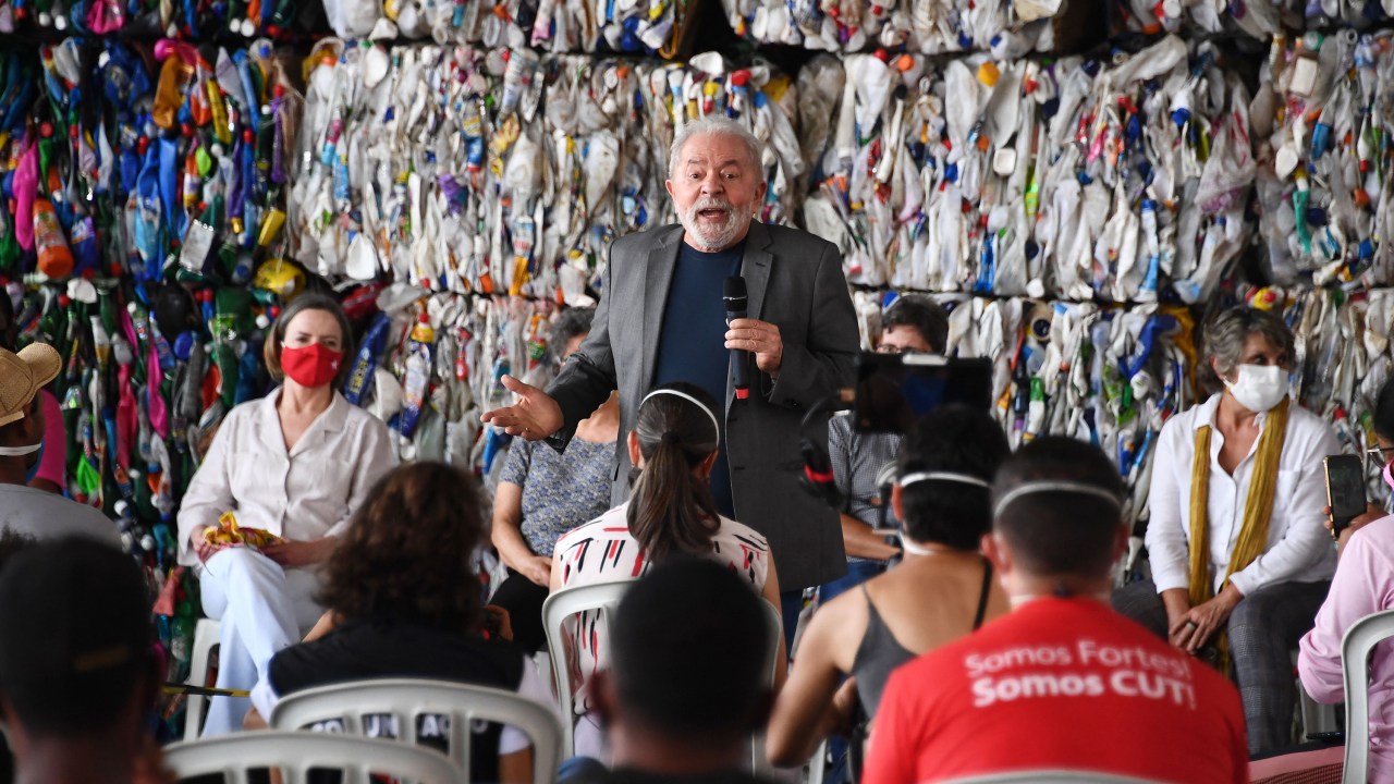 Former Brazilian President (2003-2010) Luiz Inacio Lula da Silva gestures as he delivers a speech during a visit to a recyclable material processing center in Brasilia, on October 7, 2021. - Lula da Silva is in Brasilia making political contacts to make his presidential candidacy viable for next year¥s elections. (Photo by EVARISTO SA / AFP)