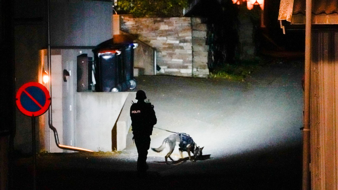 Policial visto após ataques em Kongsberg, Noruega. 13/10/2021