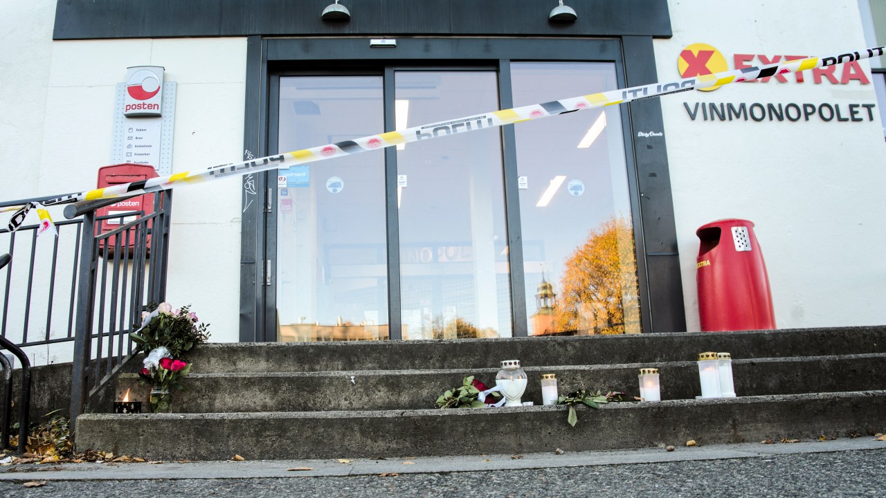 Velas e flores deixadas na escada de supermercado em Kongsberg, onde aconteceu ataque. 15/10/2021