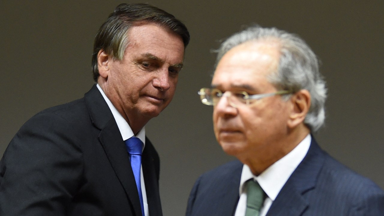 razilian President Jair Bolsonaro (L) and his Economy Minister Paulo Guedes (R) are seen during a press conference at the Ministry of Economy headquarters in Brasilia, on October 22, 2021. (Photo by EVARISTO SA / AFP)